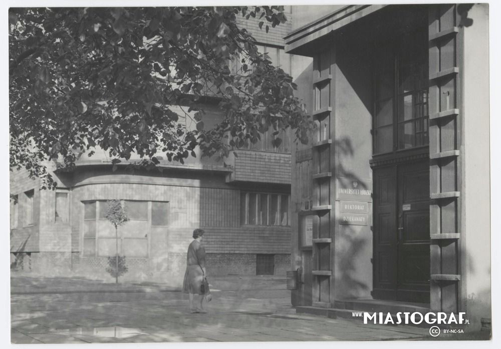 Zdjęcie, Wejście do budynku Rektoratu Uniwersytetu Łódzkiego, Narutowicza 65 w Łodzi