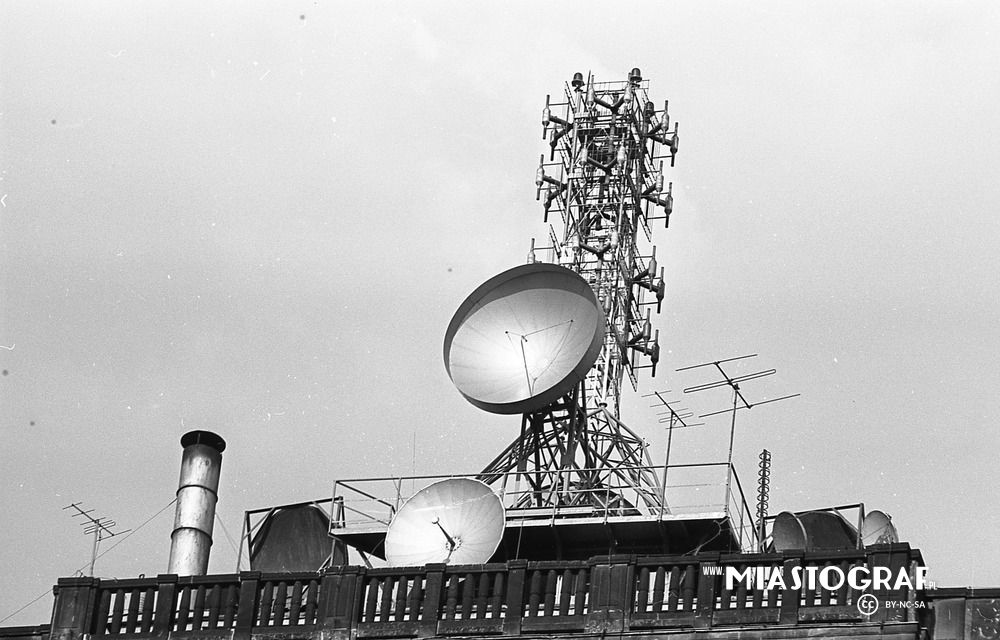 Zdjęcie, Narutowicza/Sienkiewicza, anteny na dachu Centrali Tekstylnej